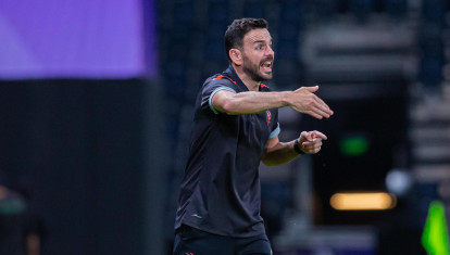 Alfonso Mesa dando instrucciones durante un partido