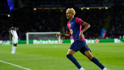 Lamine Yamal, en un partido por la noche con el Barcelona