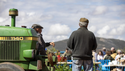 Dos hombres junto a un tractor en Mora, Toledo (Castilla-La Mancha)