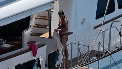 Marichalar navegando junto a un conocido futbolista