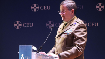 El jefe de Estado Mayor del Ejército (JEME), Amador Enseñat y Berea, clausura los Cursos de Verano CEU-María Cristina