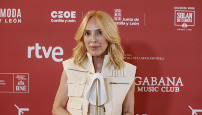 La diseñadora Teresa Helbig posa con el premio a la Mejor Colección, durante la II edición de los Premios de la Academia de la Moda Española
