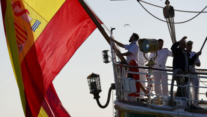 Bandera de España en el buque escuela de la Armada española Juan Sebastián Elcano