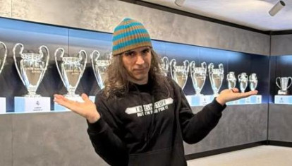 Chema Alonso posando con las copas de Europa conquistadas por el Real Madrid