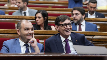 El presidente catalán, Salvador Illa, y su consejero de Presidencia, Albert Dalmau, este martes en el Parlament