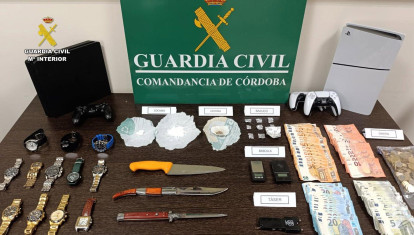 Objetos intervenidos por la Guardia Civil al desmantelar un punto de venta de drogas en Aguilar de la Frontera