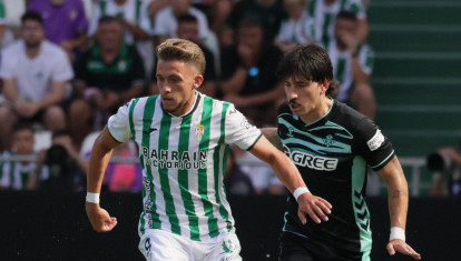 Isma Ruiz protege un balón ante Bellerín