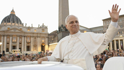 Al término del recorrido de más de 20 minutos, que comenzó de día y concluyó al caer la noche, con la plaza iluminada, el papa se dirigió hasta el altar para hablar a los jóvenes, que ondeaban banderas de España, Brasil, Colombia, Argentina o Canadá, entre otras muchas.