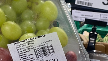Etiquetado de uvas en el supermercado
