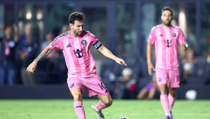 FORT LAUDERDALE, FLORIDA - JULY 30: Lionel Messi #10 of Inter Miami kicks the ball in the second half during the Leagues Cup Phase One match between Inter Miami CF and Atlas FC at Chase Stadium on July 30, 2025 in Fort Lauderdale, Florida. Megan Briggs/Getty Images/AFP (Photo by Megan Briggs / GETTY IMAGES NORTH AMERICA / Getty Images via AFP)