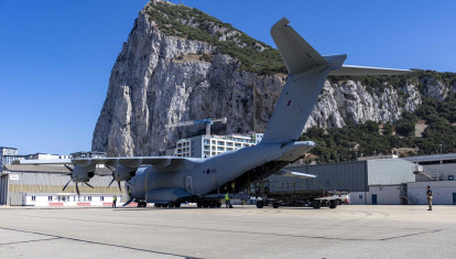 Un A-400M de las Fuerzas Aéreas británicas suministra apoyo logístico al ejército británico desplegado