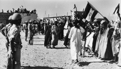 Soldados españoles vigilando una manifestación del Frente Polisario contra el Partido de Unión Nacional Saharaui (25 de agosto de 1975)