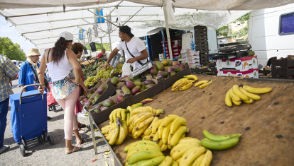 Plátanos en un puesto de frutas y verduras en el mercadillo de Plaza Elíptica, en Madrid