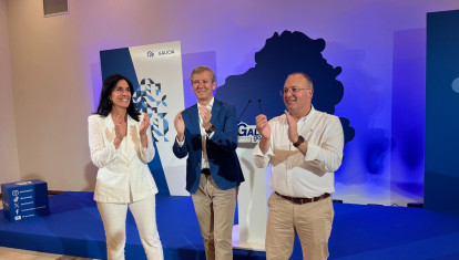 La secretaria general del PPdeG, Paula Prado; el presidente de la Xunta, Alfonso Rueda; y el secretario general del PP, Miguel Tellado