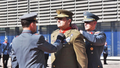 El Jefe de Estado Mayor del Ejército de Tierra, general de ejército Amador Enseñat y Berea, condecorado con la Cruz de la Victoria, máxima distinción otorgada a los Comandantes en Jefe de países amigos