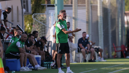 Iván Ania da instrucciones durante un encuentro