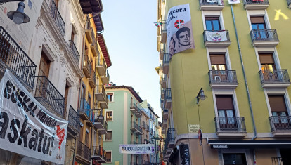 Pancarta con el lema 'Euskal Herria Askatu' y homenaje a los etarras Txiki y Otaegi arriba, en los Sanfermines de Pamplona