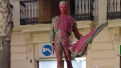 Imagen de la estatua de Enrique Ponce vandalizada en Chiva, Valencia