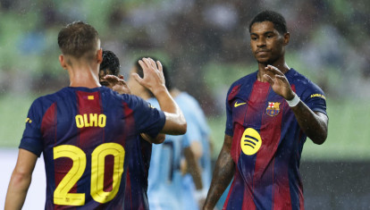 Marcus Rashford (d) celebra con su compañero Dani Olmo un gol en la gira asiática