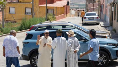 Varios hombres de origen marroquí este jueves en el barrio de Nuestra Señora de Fátima de Jumilla
