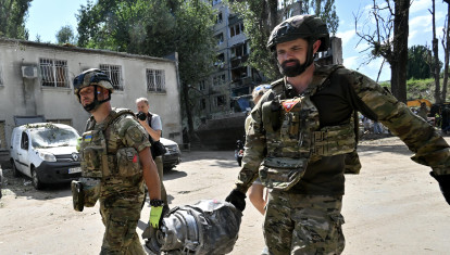 Soldados portan explosivos en la guerra Ucrania-Rusia