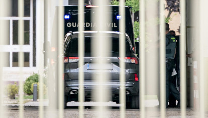 (Foto de ARCHIVO)
El furgón policial en el que va el exsecretario de organización del PSOE Santos Cerdán a su llegada a la cárcel de Soto del Real después de que el Tribunal Supremo ordenara prisión preventiva y sin fianza, a 30 de junio de 2025, en Soto del Real, Madrid (España). En el auto, el magistrado Leopoldo Puente considera que Cerdán “se encargaba de reclamar a las constructoras indebidamente favorecidas por las adjudicadas las cantidades adecuadas, las recaudaba y las hacía llegar después a los señores Ábalos y García”.

A. Pérez Meca / Europa Press
30/6/2025