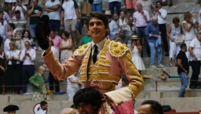Sebastián Castella, saliendo a hombros