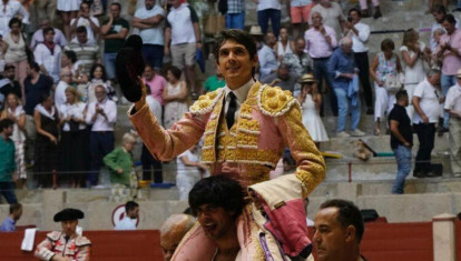 Sebastián Castella, saliendo a hombros