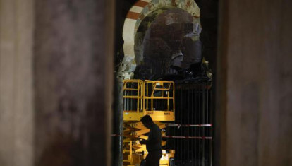 CÓRDOBA, 09/08/2025.- Trabajos en el interior de la mezquita-catedral después del incendio que en la noche del viernes afectó al templo. Una capilla colapsada, en la que se ha derrumbado el techo, y otras dos afectadas es el balance de daños que ocasionó el fuego. EFE/Salas