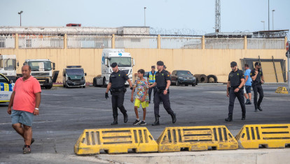 Un menor es trasladado por la Guardia Civil dentro de la 'Operación Feriante' desarrollada en Ceuta