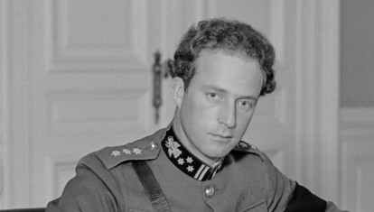 El rey Leopoldo III detrás de su escritorio en el palacio de Laeken (1934)