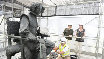 Trabajos de restauración del monumento a Velázquez, en Madrid