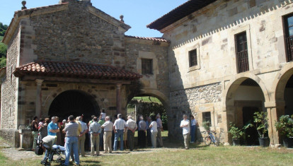 Paisanos acudiendo a misa en la capilla del Palacio de San Román, en Panes