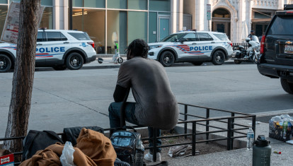 Una persona sin hogar frente a una estación de la Policía local en Washington DC