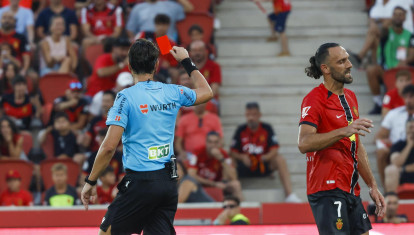 El árbitro del encuentro José Luis Munuera Montero saca tarjeta roja a Vedat Muriqi