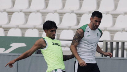 Albarrán y Kevin pelean por un balón