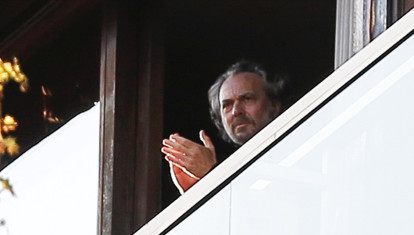 Actor Jose Coronado applauding the doctors in the Covid-19 crisis on his balcony in Madrid on Wednesday 01 April 2020.
homenaje sanitarios balcones