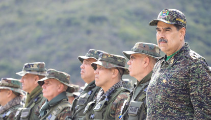 El mandatario venezolano, Nicolás Maduro, observando ejercicios militares en un campo de entrenamiento en Caracas