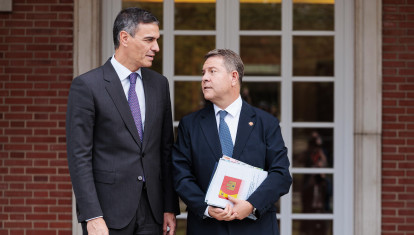 El jefe del Ejecutivo, Pedro Sánchez, junto al presidente de Castilla-La Mancha, Emiliano García-Page;