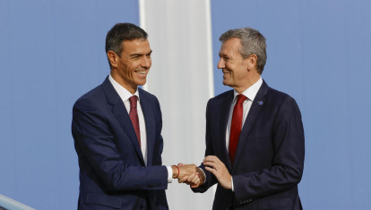 FERROL (A CORUÑA), 11/09/2025.- El presidente del Gobierno, Pedro Sánchez, y el presidente de la Xunta, Alfonso Rueda (d), durante la celebración de la botadura de la primera fragata de la serie F-111, construida en la planta para la Armada española este jueves, en Ferrol (A Coruña). La fragata F-111 Bonifaz, la primera unidad de la serie F-110, es la más moderna de la Armada española, la debutante de las cinco que el astillero público Navantia va a construir y una apuesta firme en defensa para España. EFE/ Kiko Delgado
