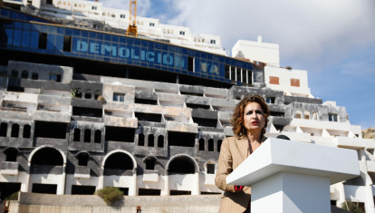 La ministra de Hacienda, María Jesús Montero, frente al hotel ilegal de El Algarrobico (archivo)