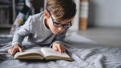 Un niño leyendo