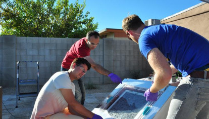El equipo instala el recolector de agua para pruebas de campo en Arizona