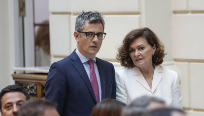 El ministro de Presidencia, Justicia y Relaciones con las Cortes, Félix Bolaños (i), y la presidenta del Consejo de Estado y exvicepresidenta del Gobierno, Carmen Calvo