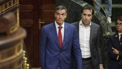 El presidente del Gobierno, Pedro Sánchez, y el ministro de Economía, Comercio y Empresa, Carlos Cuerpo, en el Congreso
