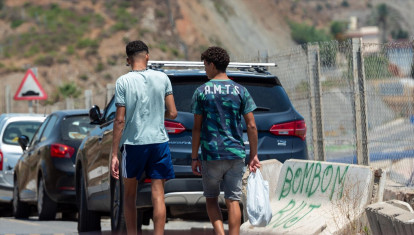 (Foto de ARCHIVO)
Dos migrantes pasean por la calle, a 27 de julio de 2025, en Ceuta (España). Un grupo de 27 menores extranjeros no acompañados ha abandonado Ceuta en la mañana de este lunes 28 de julio para partir hacia Andalucía, donde serán acogidos en virtud del protocolo de cooperación entre autonomías que ha sido activado entre la Ciudad Autónoma y la Junta.
Antonio Sempere / Europa Press
28 JULIO 2025
27/7/2025