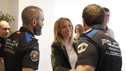 La alcaldesa de Alcorcón, Candelaria Testa, junto a dos policías municipales