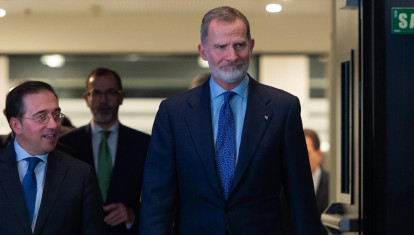 El Rey con el ministro de Exteriores, José Manuel Albares