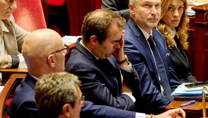 El primer ministro francés, Sébastien Lecornu, cabizbajo durante una sesión en la Asamblea Nacional
