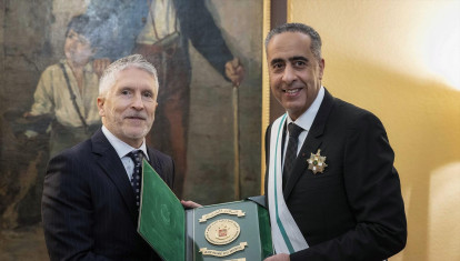 El ministro del Interior, Fernando Grande-Marlaska, entrega la Gran Cruz de la Orden del Mérito de la Guardia Civil al director general de Seguridad Territorial y de Seguridad Nacional de Marruecos, Abdellatif Hammouchi.